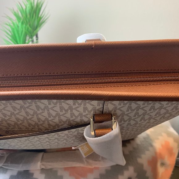 Michael Kors Sady Multifunction Top Zip Large Tote - Picture 4 of 6